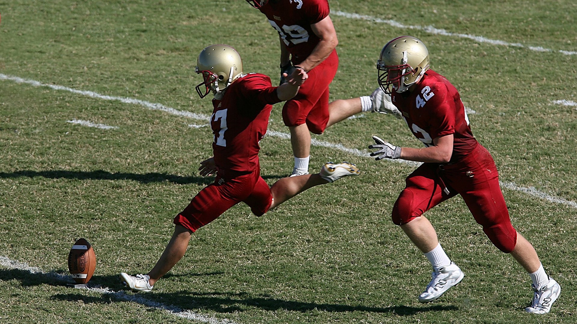 “青少年足球技能培训课程创新，趣味性强”，青少年足球培训内容